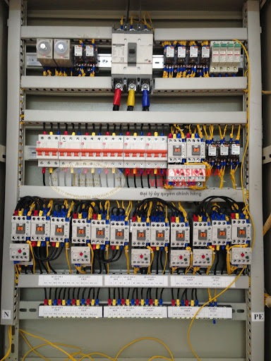Tủ điện điều khiển bằng kết nối dây